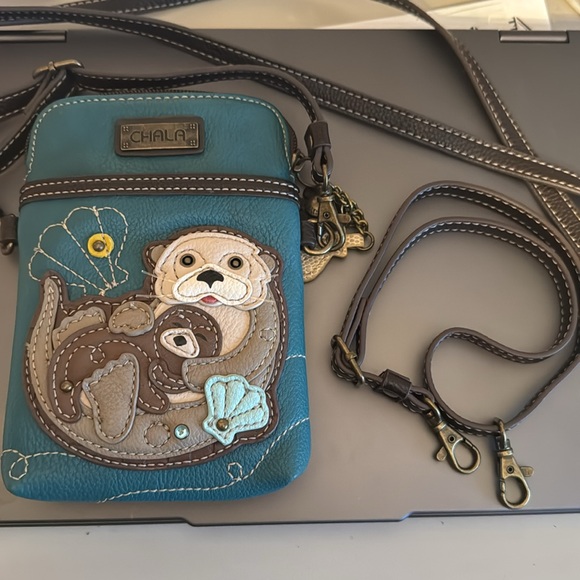 Chapa over the body bag. Also has a strap to adjust smaller bag. 8x5 - Picture 5 of 5